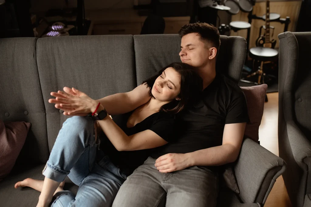 Romantyczna sesja dla par w Koninie – ujęcie 12