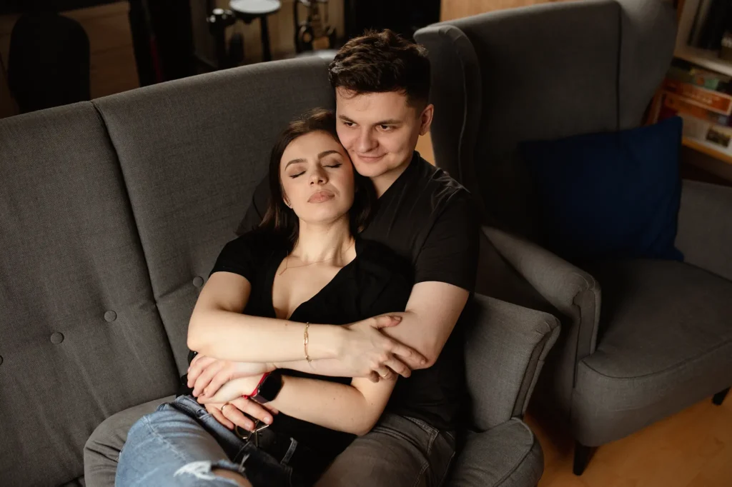 Romantyczna sesja dla par w Koninie – ujęcie 15