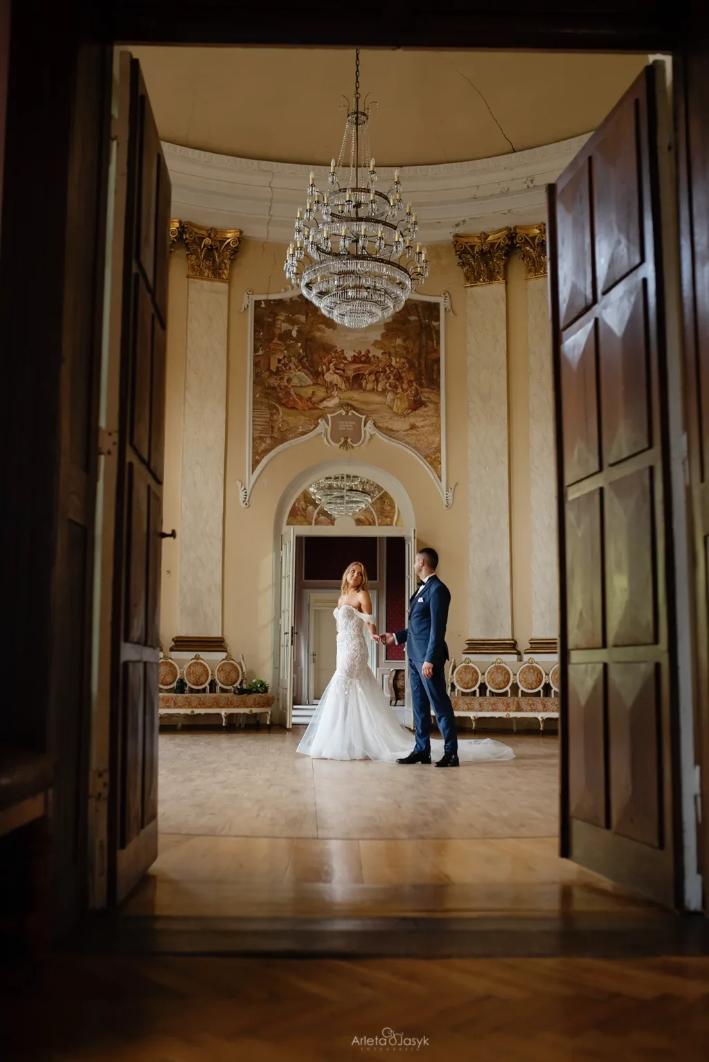 Romantyczna sesja dla par w Koninie – ujęcie 16