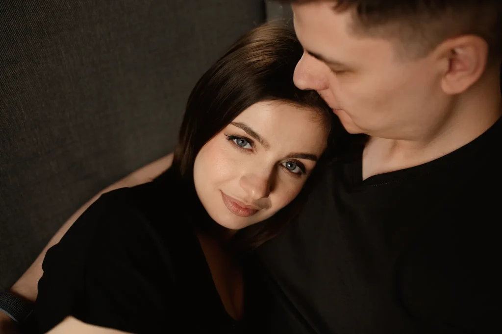 Romantyczna sesja dla par w Koninie – ujęcie 17